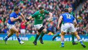10 February 2018; Peter O'Mahony of Ireland off-loads under pressure from Tommaso Benvenuti of Italy during the Six Nations Rugby Championship match between Ireland and Italy at the Aviva Stadium in Dublin. Photo by Brendan Moran/Sportsfile