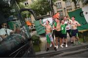 28 May 2018; Republic of Ireland supporters greet a passing tour bus in Paris prior to the International Friendly match between France and Republic of Ireland at Stade de France in Paris, France. Photo by Stephen McCarthy/Sportsfile
