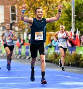 28 October 2018; Bar Nolan celebrates crossing the finish line in the 2018 SSE Airtricity Dublin Marathon. 20,000 runners took to the Fitzwilliam Square start line to participate in the 39th running of the SSE Airtricity Dublin Marathon, making it the fifth largest marathon in Europe. Photo by Ramsey Cardy/Sportsfile