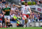 11 August 2019; Mattie Donnelly of Tyrone shoots under pressure from Seán O'Shea of Kerry during the GAA Football All-Ireland Senior Championship Semi-Final match between Kerry and Tyrone at Croke Park in Dublin. Photo by Piaras Ó Mídheach/Sportsfile