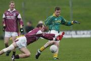 1 February 2004; Shane McKeigue, Meath, in action against Darren Mullahy, Galway. Allianz National Football League Division 1B, Meath v Galway, Pairc Tailteann, Navan, Co. Meath. Picture credit; Ray McManus / SPORTSFILE *EDI*