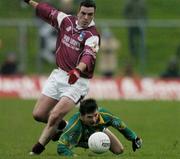 1 February 2004; Seamus Kenny, Meath, in action against Padraic Joyce, Galway. Allianz National Football League Division 1B, Meath v Galway, Pairc Tailteann, Navan, Co. Meath. Picture credit; Ray McManus / SPORTSFILE *EDI*