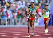 23 July 2022; Gudaf Tsegay of Ethiopia, centre, on her way to winning gold in the women's 5000m final during day nine of the World Athletics Championships at Hayward Field in Eugene, Oregon, USA. Photo by Sam Barnes/Sportsfile