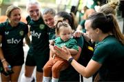 10 July 2023; Republic of Ireland players, from left, Kyra Carusa, Louise Quinn, Sinead Farrelly, Marissa Sheva and Ciara Grant with 15-month-old Elsie Lyons, from Brisbane, whose father David hails from Tralee, Kerry, at Brisbane, Australia, ahead of the start of the FIFA Women's World Cup 2023. Photo by Stephen McCarthy/Sportsfile