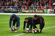 4 July 2024; Sligo Rovers manager John Russell, left, League of Ireland director Mark Scanlon and Derry City manager Ruaidhrí Higgins lay wreaths in memory of broadcaster Tommie Gorman before the SSE Airtricity Men's Premier Division match between Sligo Rovers and Derry City at The Showgrounds in Sligo. Photo by Harry Murphy/Sportsfile
