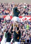 13 November 2004; A.J Venter, South Africa, wins a lineout from Simon Easterby, Ireland. Rugby International, Ireland v South Africa, Lansdowne Road, Dublin. Picture credit; Brendan Moran / SPORTSFILE
