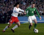 29 March 2005; Stephen Elliott, Republic of Ireland, in action against Mingyi Ji, China. International Friendly, Republic of Ireland v China, Lansdowne Road, Dublin Picture credit; David Maher / SPORTSFILE