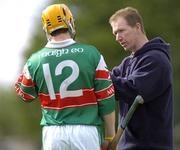 1 May 2005; Mayo manager Gerry Spellman speaks to Derek McConn. Allianz National Hurling League, Division 3 Final, Mayo v Donegal, Markievicz Park, Sligo. Picture credit; Damien Eagers / SPORTSFILE