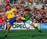 28 April 1999; Mark Kinsella of Republic of Ireland in action against Stefan Schwarz of Sweden during the International friendly match between Republic of Ireland and Sweden at Lansdowne Road in Dublin. Photo by David Maher/Sportsfile