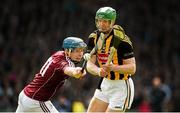 20 April 2014; Henry Shefflin, Kilkenny, in action against Conor Cooney, Galway. Allianz Hurling League Division 1 semi-final, Kilkenny v Galway, Gaelic Grounds, Limerick. Picture credit: Diarmuid Greene / SPORTSFILE