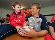 11 May 2006; Munster's Shaun Payne signs an autograph for Jack Scanlan, Cratloe, Co Clare, after a squad training session. Thomond Park, Limerick. Picture credit: Kieran Clancy / SPORTSFILE