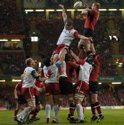 20 May 2006; Munster's Paul O'Connell wins the lineout against Biarritz. Heineken Cup final, Munster v Biarritz Olympique, Millennium Stadium, Cardiff, Wales. Picture credit; Brian Lawless / SPORTSFILE