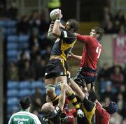 10 November 2007; Simon Shaw, London Wasps, takes the ball in the lineout against Donncha O'Callaghan, Munster. Heineken Cup, Pool 5, Round 1, London Wasps v Munster, Ricoh Arena, Foleshill, Coventry, England. Picture credit; Matt Browne / SPORTSFILE *** Local Caption ***