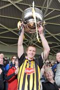 3 May 2009; Kilkenny captain Henry Shefflin lifts the Division 1 Cup. Allianz GAA NHL Division 1 Final, Kilkenny v Tipperary, Semple Stadium, Thurles, Co. Tipperary. Picture credit: Matt Browne / SPORTSFILE