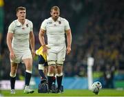 3 October 2015; England captain Chris Robshaw looks on as team-mate Owen Farrell, left, prepares to kick a penalty. 2015 Rugby World Cup, Pool A, England v Australia, Twickenham Stadium, London, England. Picture credit: Brendan Moran / SPORTSFILE