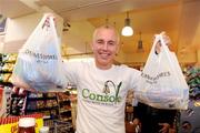 10 August 2009; Rose of Tralee presenter Ray D’Arcy launches Console Bag Pack Day in aid of suicide bereaved. Console is calling on people across Ireland to give 3 hours of their time, on Saturday 29th August, to help shoppers pack their bags at their local Dunnes Stores in aid of the suicide bereaved. The charity needs 1,000 volunteers in total. Dunnes Stores, George’s Street, Dublin. Picture credit: Pat Murphy / SPORTSFILE