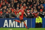 11 December 2009; Denis Hurley, Munster, runs through on his way to scoring a try which was subsequently disallowed. Heineken Cup Pool 1 Round 3, Munster v Perpignan, Thomond Park, Limerick. Picture credit: Diarmuid Greene / SPORTSFILE