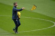 24 March 2016; Republic of Ireland assistant manager Roy Keane hands out bibs during squad training. Aviva Stadium, Lansdowne Road, Dublin. Picture credit: Cody Glenn / SPORTSFILE