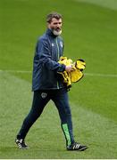 24 March 2016; Republic of Ireland assistant manager Roy Keane hands out bibs during squad training. Aviva Stadium, Lansdowne Road, Dublin. Picture credit: Cody Glenn / SPORTSFILE