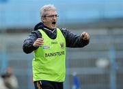 17 April 2011; Wexford manager Colm Bonnar urges on his players in the dying minutes of the match. Allianz Hurling League, Division 1, Round 7, Tipperary v Wexford, Semple Stadium, Thurles, Co. Tipperary. Picture credit: Brian Lawless / SPORTSFILE