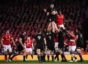 8 July 2017; Kieran Read of New Zealand takes possession in a lineout ahead of Maro Itoje of the British & Irish Lions during the Third Test match between New Zealand All Blacks and the British & Irish Lions at Eden Park in Auckland, New Zealand. Photo by Stephen McCarthy/Sportsfile