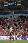 7 April 2013; Munster's Ronan O'Gara kicks a penalty to put his side 18-9 ahead, watched by Nick Evans, Harlequins. Heineken Cup Quarter-Final 2012/13, Harlequins v Munster, Twickenham Stoop, Twickenham, London, England. Picture credit: Brendan Moran / SPORTSFILE