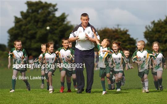 Dublin Manager Paul Caffrey Visits the Vhi Cúl Camps