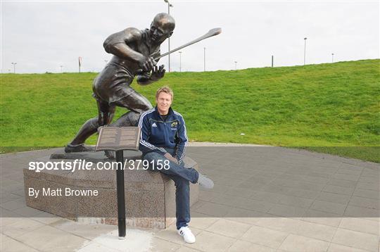 New Munster signing Jean de Villiers Arrives in Ireland