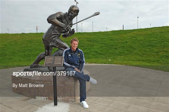 New Munster signing Jean de Villiers Arrives in Ireland